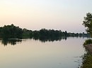 У реки