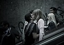 Обнявшись, на ступеньке эскалатора...