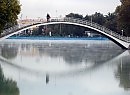 влюбленная пара парит над водой