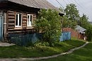 Белая сирень у дома.