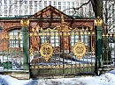 Решетка перед  Домиком Петра1