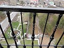 СВЕЖЕПОКРАШЕННЫЕ БИТУМОМ ЛИТЬЁ ПЕРИЛ И ГОРНЫЕ ДОМА УРАЛЬСКОЙ ОКРАИНЫ