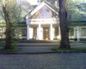 Здание в парке