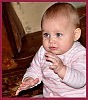 Аннушка играет в ладушки