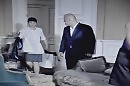 2ОНА СОБИРАЕТСЯ УХОДИТЬ ФОТОГРАФ МИРИТЬ