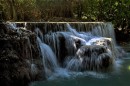 Один из  каскадов водопада Куанг Си