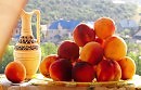 Натюрморт с персиками