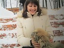 Бездомная собака пытается найти хозяина и дом