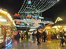 Народ несется в Новый год...