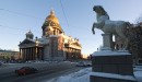 Манежный конь силится запрыгнуть на Исаакий :)