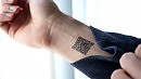 С QR-КОДОМ НА РУКЕ