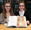 Anna and Elena Balbusso близнецы СТАРАЯ ГЕНИАЛЬНАЯ МИШКА И НАПОРИСТАЯ  ДОМИНИРУЮЩАЯ ПЕРВОВОПЛОЩЕННАЯ ПЛАНЕТАРНАЯ ПАХОГОЛОВАЯ АНГЕЛЕССА В ТЕМНОМ